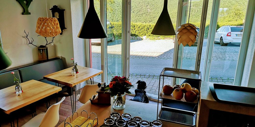 Alojamiento Moselsteig: 6 apartamentos vacacionales, cafetería y vivienda del operador con vistas al Mosela – Café zur Straße