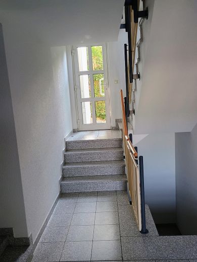 Sonnige 3-Zimmerwohnung mit Garten und Blick auf die Weinberge – Treppenhaus