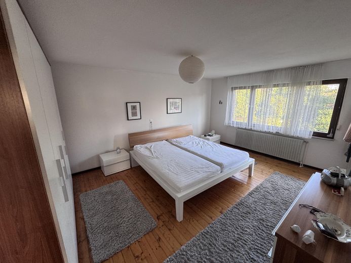 منزل عائلي منفصل مع حديقة رائعة في موقع جيد – Schlafzimmer 1