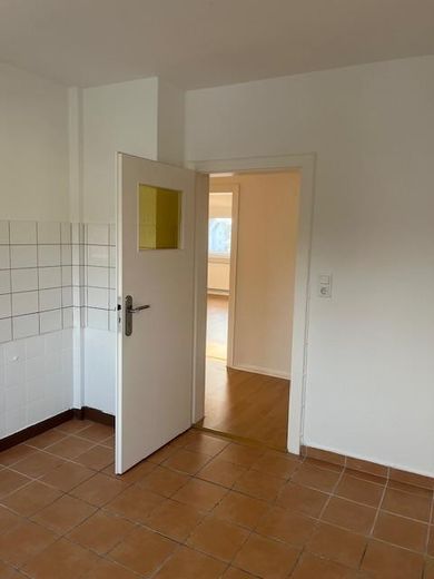 Lichtdurchflutete charmante 3 Zi-DG-Whg. renoviert-in bester grüner Lage - – Küche mit Blick zum Flur