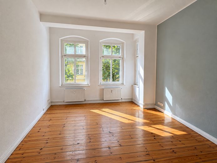 Helle Altbauwohnung mit Balkon – ruhig gelegen & gut angebunden – Zimmer 2