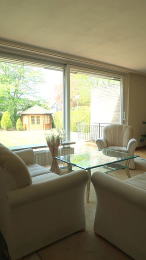Platz für neue Geschichten - Charmantes Reiheneckhaus mit sonnigem Garten – Wohnzimmer mit Blick in Garten