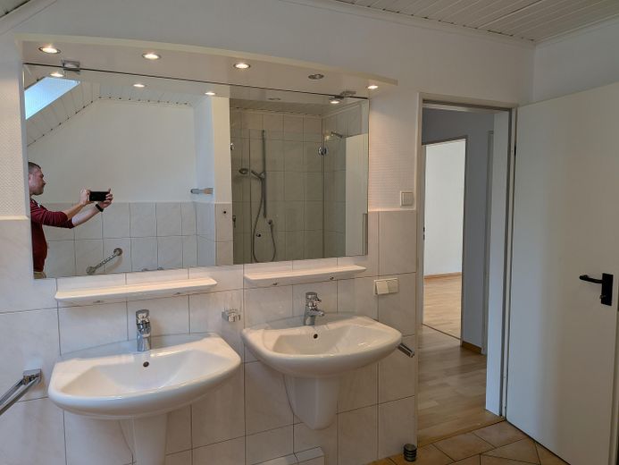 Geniş bir sıra evin son ünitesi, güney terası ve 3 yatak odasıyla sakin konumda – Waschbecken