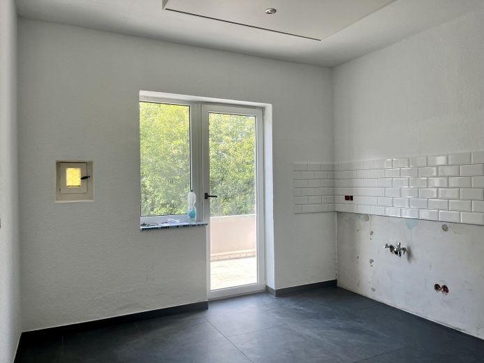 Küche mit Blick zum Balkon