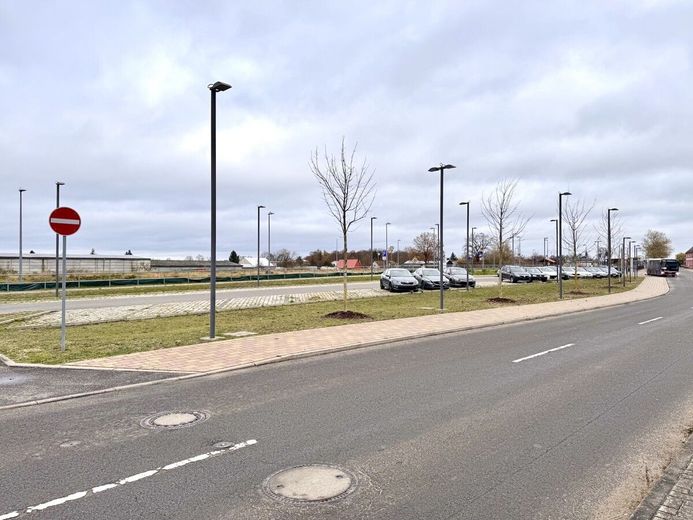 HORN IMMOBILIEN++ Eigentumswohnung in Tantow mit Garten und Carport – Straße