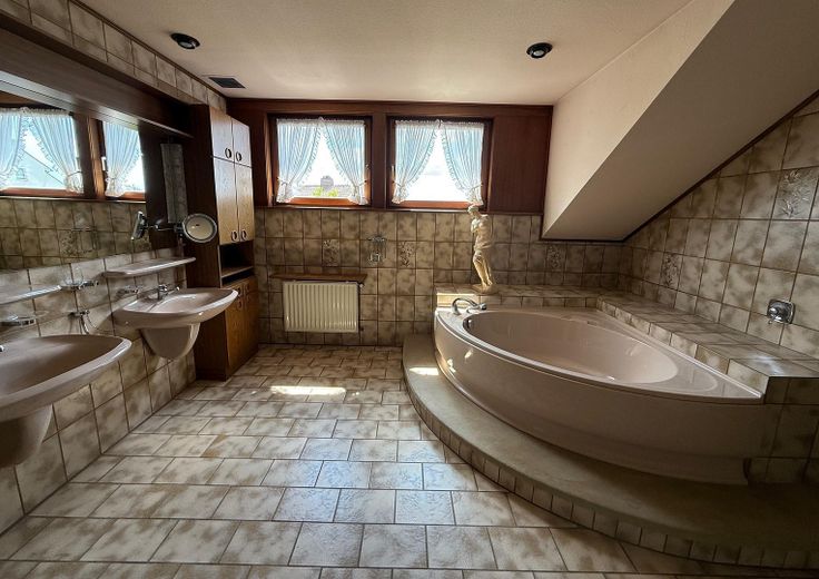 Viel Raum zum Leben: Riesige Landhausvilla in Neuhof/Fulda! – Masterbad mit 2 Waschbecken