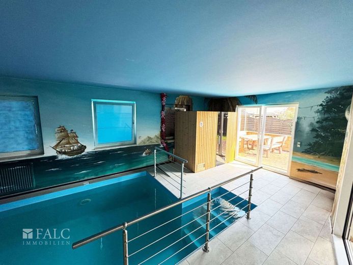 Seltenes EFH-Angebot in Biesdorf: Bj. 2015, Indoor-Pool, Sauna, PV-Speicher - jetzt 675.000 EUR – Poolzimmer