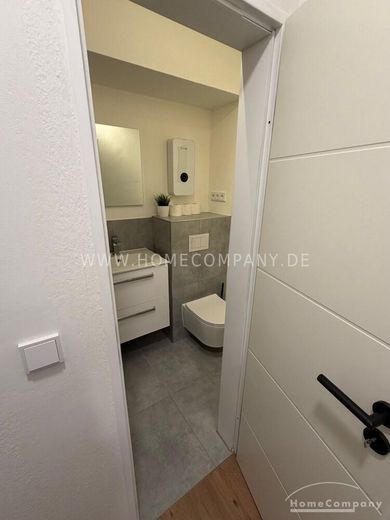 Gemütliche, kleine 1 Zi.Whg., modern und komplett möbliert, 4. OG (mit Fahrstuhl). – 16cb13562e5506ddc18f8c8da78366c41be0bb40.jpg