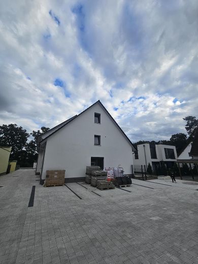First occupancy attic apartment in the new 8-family house built to KfW 40 standard – Hofansicht