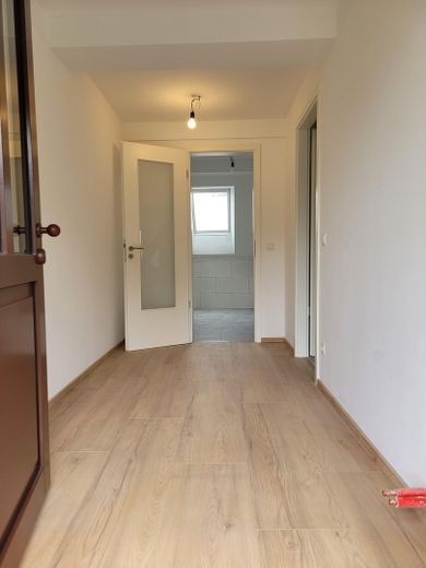 Stadtgrenze Bonn: neue 3-Zimmer-Wohnung in alten Mauern – Diele mit Blick ins Bad