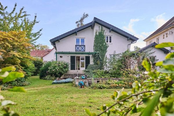 Ein Reich für Ihre Familie: Charmantes Haus mit 1.010 m² Garten mitten in Straubing