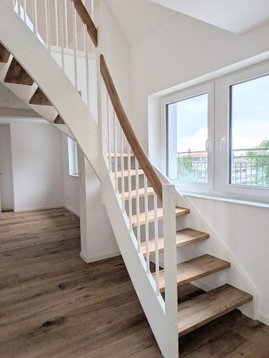 Sanierte Dachgeschosswohnung - Balkon, zum Einzug bereit - OHNE Provision – Treppe zu Ebene 2