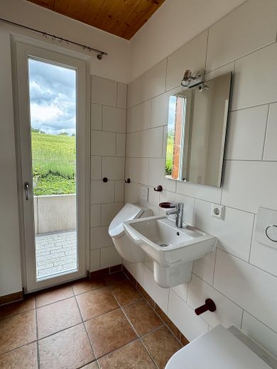 Casa unifamiliare indipendente in una posizione speciale ai margini dei campi, con ampie superfici terrazzate – Gäste WC EG
