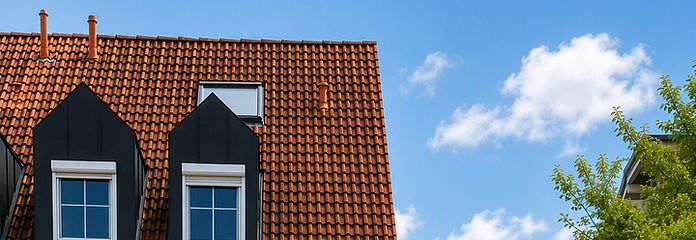 Vista panoramica su Landshut, tre terrazze soleggiate, sauna privata e ingresso immediato – Hausansicht