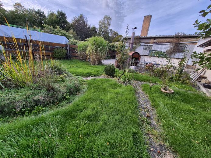 Light-filled family home with large garden and conservatory – Garten mit Grillecke