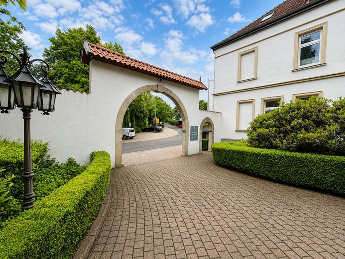 Etabliertes Hotel- &amp; Gastro-Anwesen am Wiehengebirge umfassend modernisiert – Innenhof
