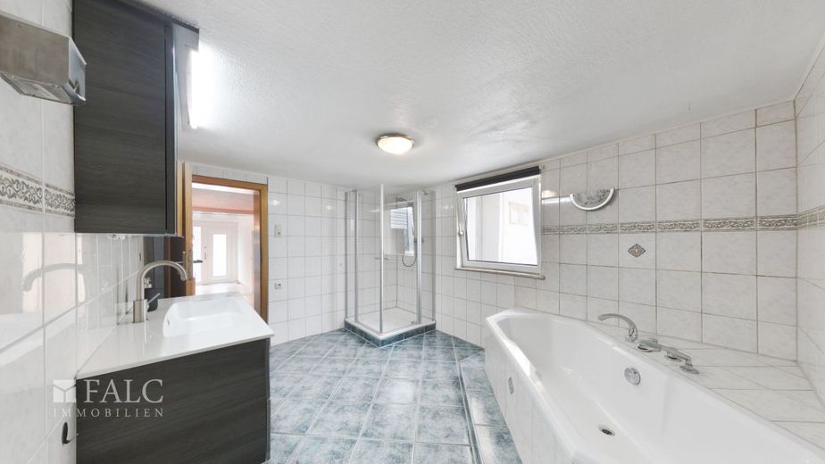 Freistehendes Familienhaus mit Wintergarten, drei Garagen und viel Platz – Badezimmer