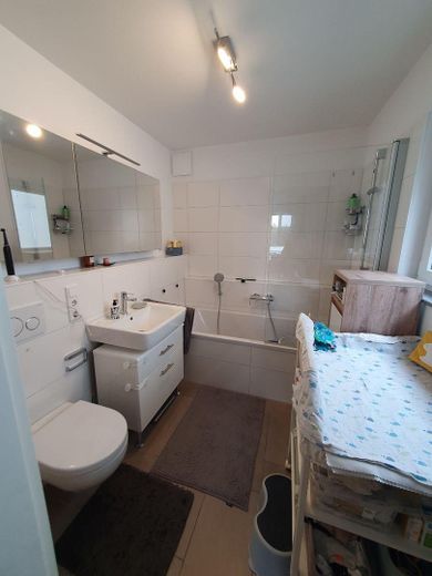 Moderno piso de 4 habitaciones con balcón, ascensor y plaza de garaje subterráneo en Thon – En Suite Bad