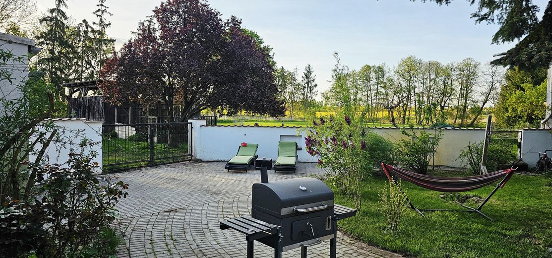 Tu sueño de tener un caballo en casa se hace realidad – Innenhof mit Blick auf Weide