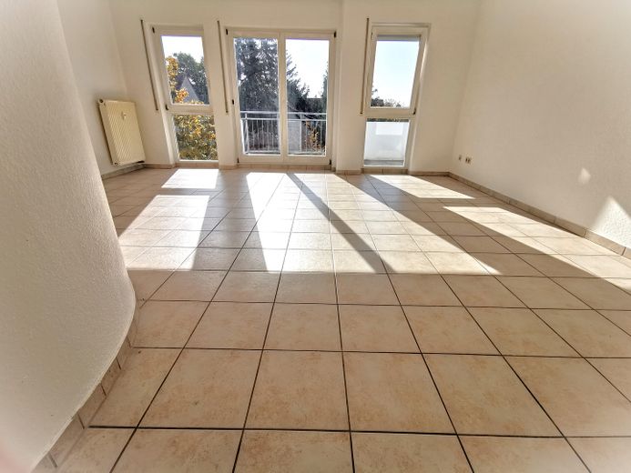 Familienfreundliche 4‑Zi‑Maisonette mit EBK & Balkon – Wohnzimmer