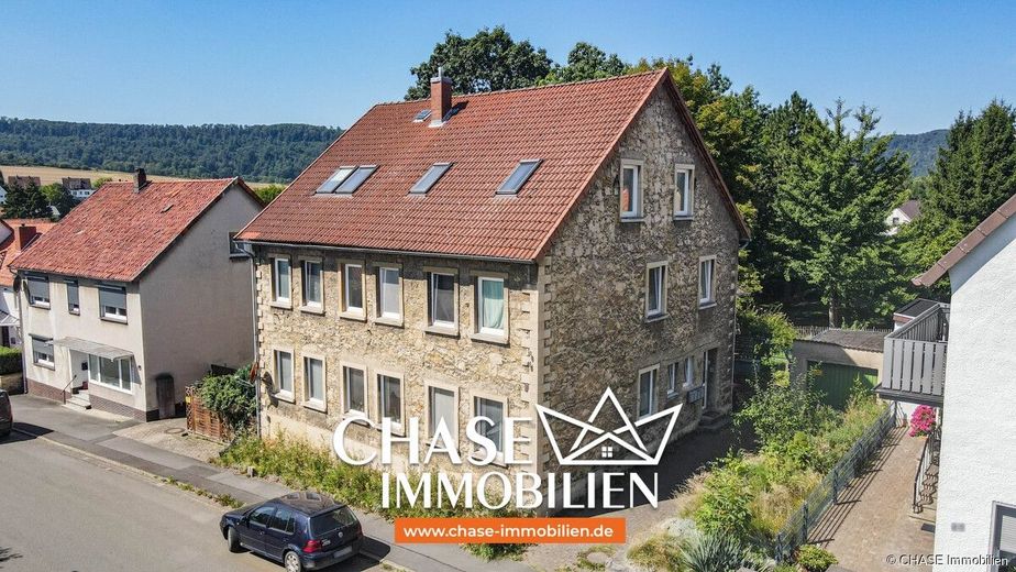 Rentables Mehrfamilienhaus im schönen Wallensen - Kapitalanlage nähe Salzhemmendorf! – Außenansicht - Luftbild 1