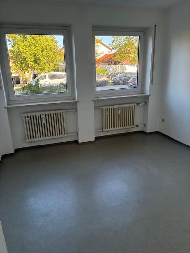 Licht 3-kamerappartement op de bel-etage met tuingedeelte in Germering – Kinder o. Arbeitszimmer Osten