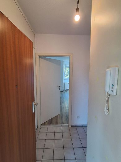 gut geschnittenes und zentrales Apartment zu vermieten – Diele