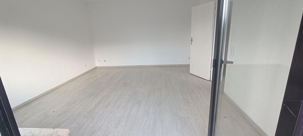 mieszkanie 1,5-pokojowe na 1. piętrze w domu 6-rodzinnym – Wohn-/Schlafzimmer