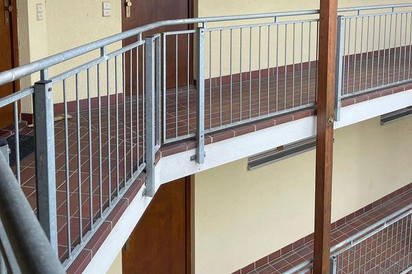 Apartamento de 1 1/2 habitaciones con balcón, cocina equipada, sótano y plaza de garaje subterráneo en 01705 Freital