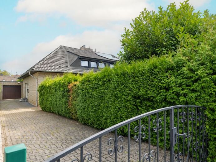 Charmante maison jumelée à Osnabrück-Eversburg : impasse, cheminée et garage – Photo 1