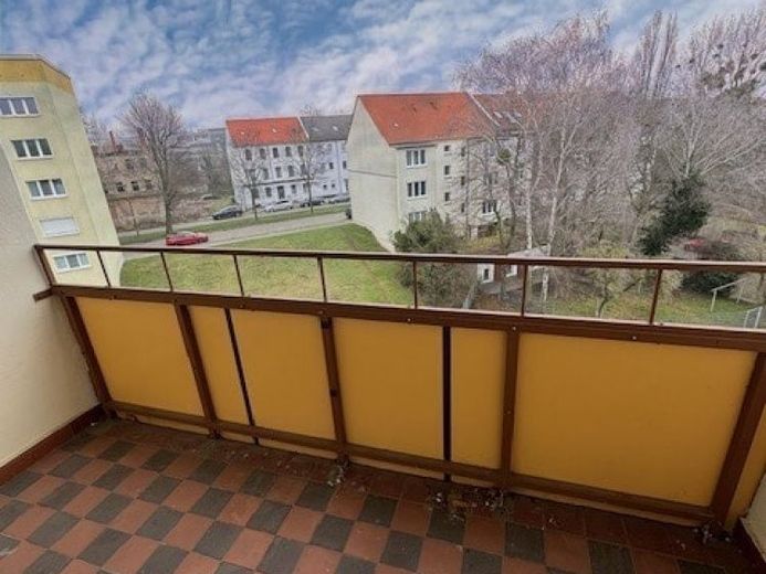 Bel appartement élégant et ensoleillé de 3 pièces à louer à Dessau, au 4e étage, 58,20 m² avec balcon. – Photo 1