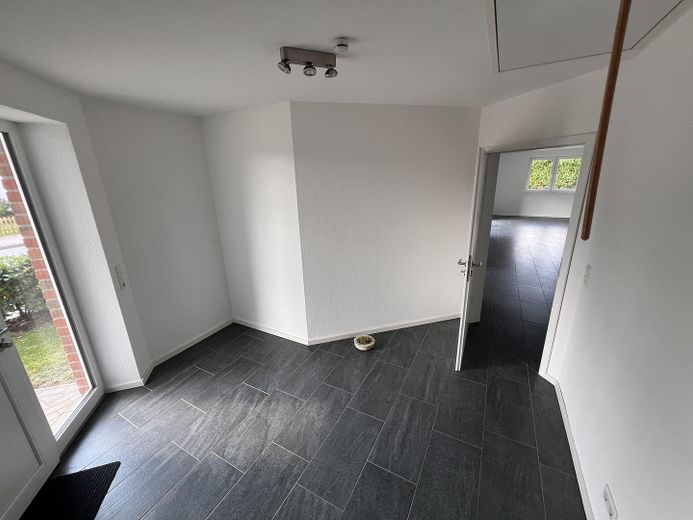 Casa unifamiliare a Schwabstedt, con impianto fotovoltaico, accumulo e solare termico – Eingangsbereich / Flur