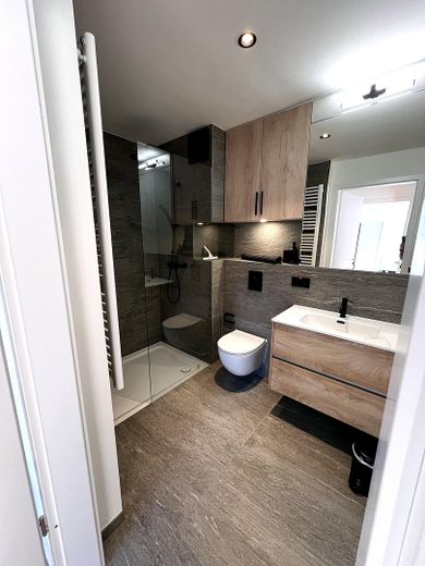 2-Zimmer-WHG komplett ausgestattet, 2-room APP comfortably furnished, Munich Westpark, Metro U6 – Bad