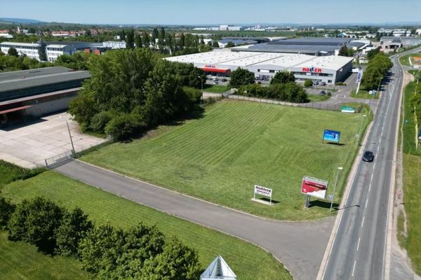 Terrain commercial dans un emplacement exposé