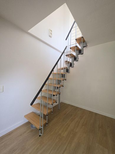 कैज़रश्ट्रासेनवीर्टेल: बड़ी बालकनी वाला बड़ा अपार्टमेंट – Treppe zum Wohnzimmer