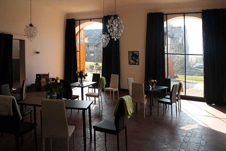 Atelier/Praxis/Gastro/Touristik/Büro/LOFT +++ in GUTSANLAGE (12 Geb. + 6 ha. Gr.) Nähe Müritz! – weiterer Gastraum im Marstall!