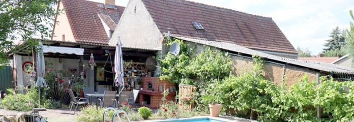 Vielseitiges Wohnhaus mit separatem Wohnbereich, Pool und großem Grundstück