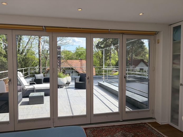 Traumhafte zeitgenössische Immobilie in der ruhigen Villenkolonie Kleinmachnow – Terrassenansicht Schlafzimmer
