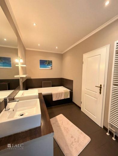 Zweifamilienhaus - Familienfreundlich mit großem Grundstück – EG-Badezimmer