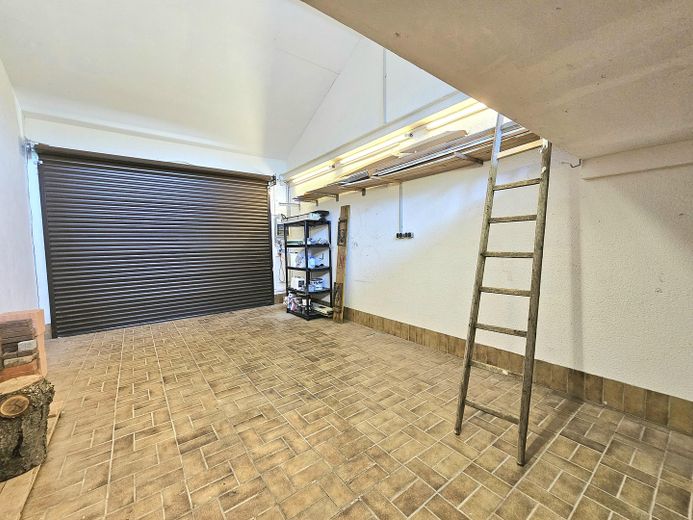 Moderne 3,5 Zimmer EG Wohnung 155 m² Wohnfläche + 190 m² Nutzfläche mit Balkonen & Terrasse & Garten – Große Garage als Abstellplatz