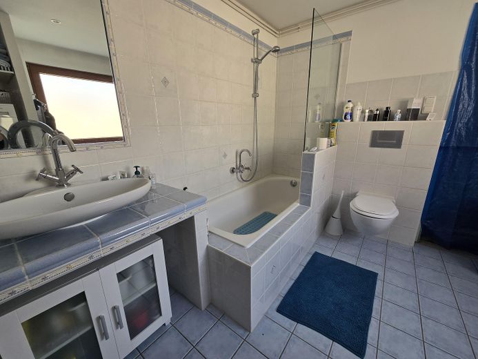 Badewanne mit Dusche EG