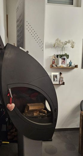 Kamin mit seitlichen Bullaugen