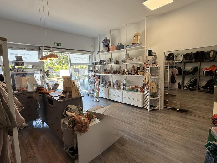 150 m² | 1.990 € netto | Praxis, Büro oder Laden | Klimatisiert | Barrierefrei | 3 Stellplätze – Eingangsbereich