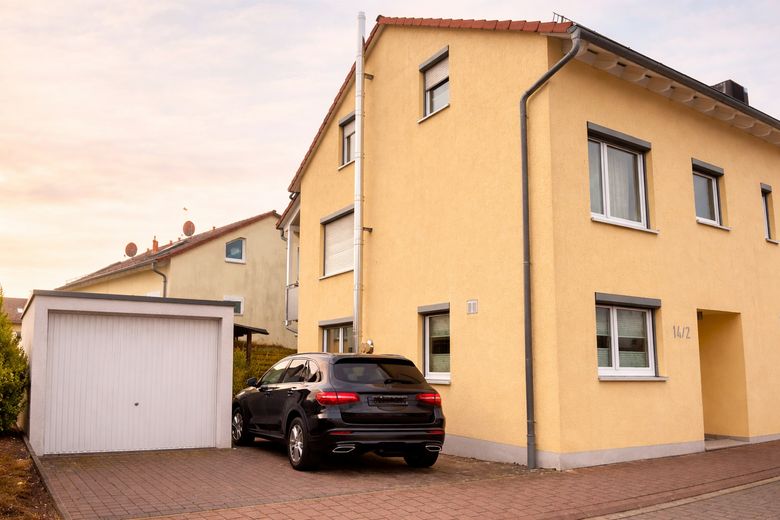 Attraktive Doppelhaushälfte mit viel Platz für groß und klein, jung und alt.. – Frontansicht | Garage