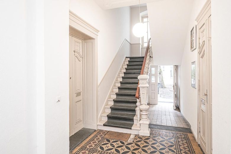 Großzügige Altbauwohnung mit Loggia | Bezugsfrei Ende 2026 – Treppenhaus