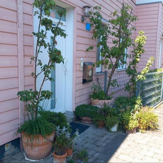 Eingang, rechts Lichtgraben