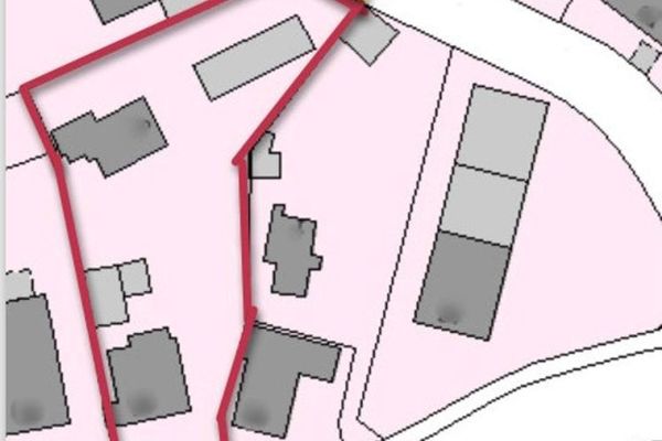 Ampio terreno 1.279 m², edificabile/divisibile in modo personalizzato con case unifamiliari, case bifamiliari o case plurifamiliari/casa a terrazze)