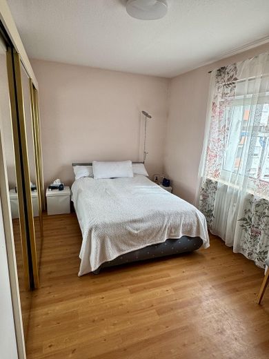 Luminoso apartamento de 3,5 habitaciones con balcón, ascensor y baño nuevo – Schlafzimmer