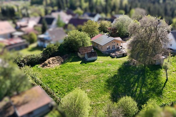 Klimafreundlicher Massivholz-Bungalow mit traumhaftem Grundstück in Naturlage