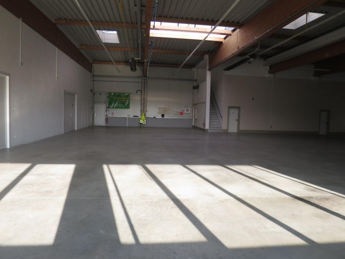 Halle mit Ausstellungs- Verkaufs- Lager- Büros und Nebenräumen, Aufteilung evtl. in 3 Teilbereiche. – Foto 6